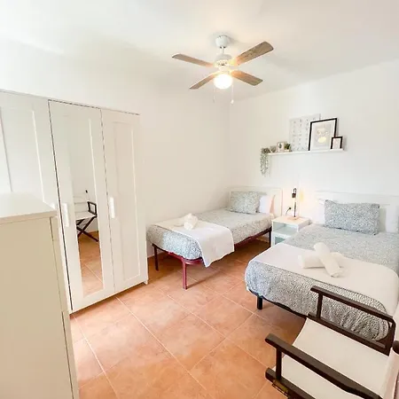 Spacious In The Center Of Τορρεμολίνος